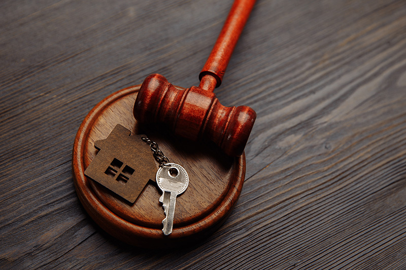 gavel with house keys showing the concept of home foreclosures