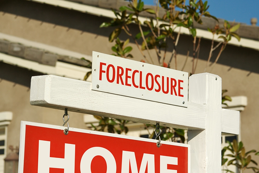 Advantages and Disadvantages of Foreclosure Investments
